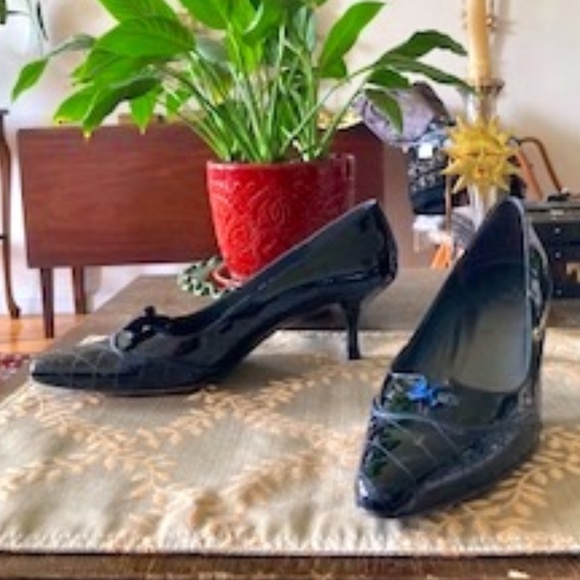 Stuart Weitzman 2 1/2" Kitten Heel black Patent Leather Size 9 1/2 " N - Picture 1 of 12